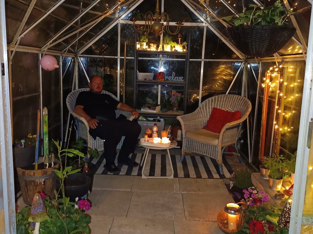 Kaffehuset i drivhuset med lys, planter og siddepladser