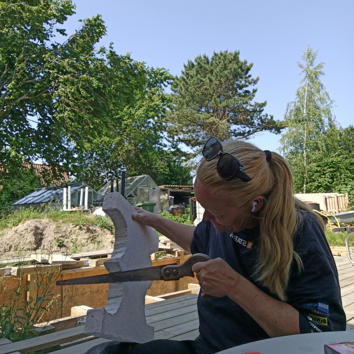 Mette bygger en bænk i haven ved Casa del Comienzo